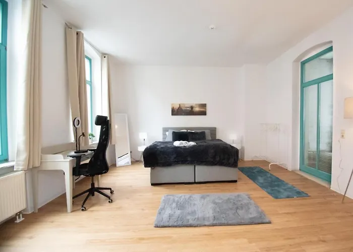 Halle - Zentral - Terrasse - Weber Grill